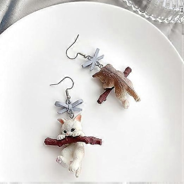 Nydelige Hvite Katteøredobber 3D Resin Katte Klemmer en Gren Drop Dangle Øredobber Tegneserie Dyresmykker Øredobber for Kvinner Jenter