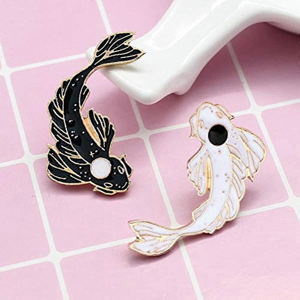 2-pack Fisk Slag Pins Tecknad Koi Emalj Brosch Pin Tai Chi Märken Svart Vit Färg