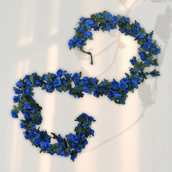 Simulert rosevinranke med 45 lys Sapphire Blue
