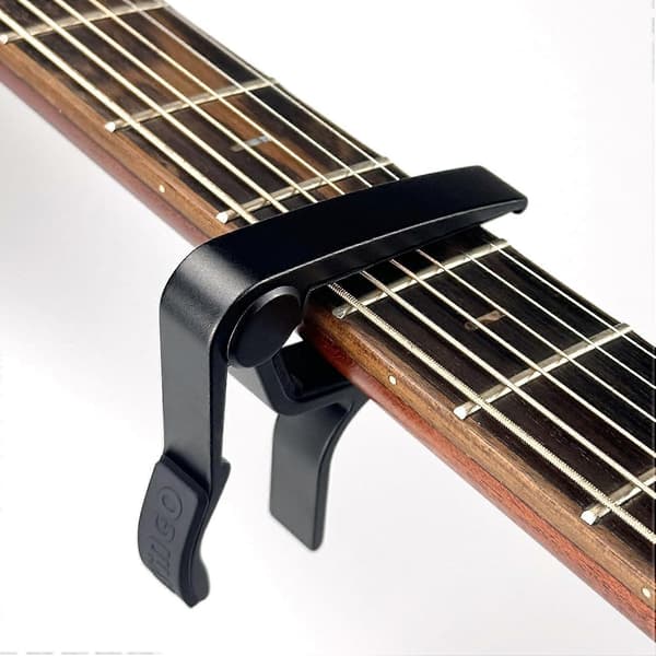 Gitarr Capo för akustiska och elektriska gitarrer med 5 plektrum gratis, svart