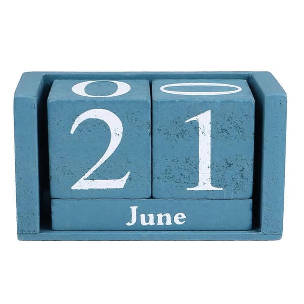 Evighetskalender i trä med blockdesign, lämplig för olika miljöer