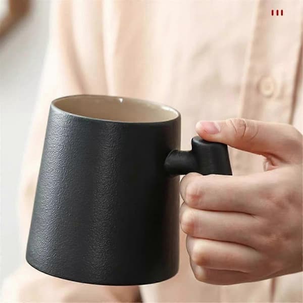Keramikkrus med te-infuser, si og låg samt læderhåndtag.