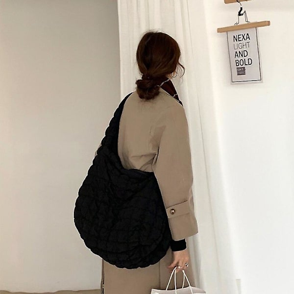 Casual Stor Rymlig Tote Axelväska Designer Rynkad Handväska Lyxig Nylon Quiltat Vadderad Crossbody Väska.Svart