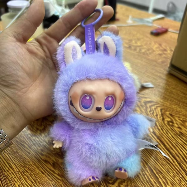 labubu gåva tre generationer labubu vinyl docka kläder nyckelring Purple