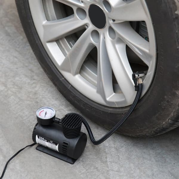 (NY) 12V Mindre end 300PSI Højeffektiv luftkompressor med trykmåler elektrisk dækpumpe