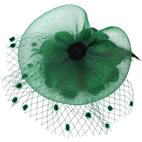 Damhattar, blommiga bowlerhattar, fjäderbröllopscocktailhattar, hårklämmafesthattar, gröna hattar med hårringar.