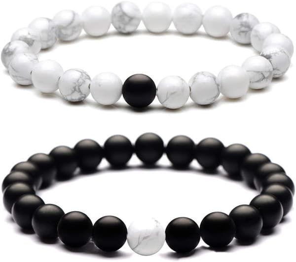 Par-armbånd med 8mm 2 sorte matte og hvide perle armbånd