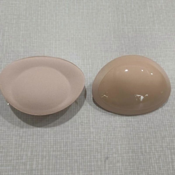 Suurennetut rintaliivit Itsekiinnittyvät paksunnetut putoamista ja nolostumista estävät sienibiologiset rinnat Skin color 13*10.5*3cm