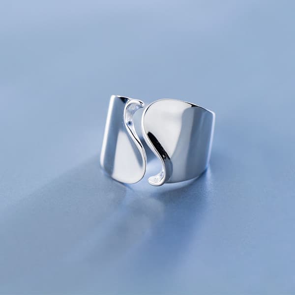 Silverring, glänsande vågig twist justerbar ring