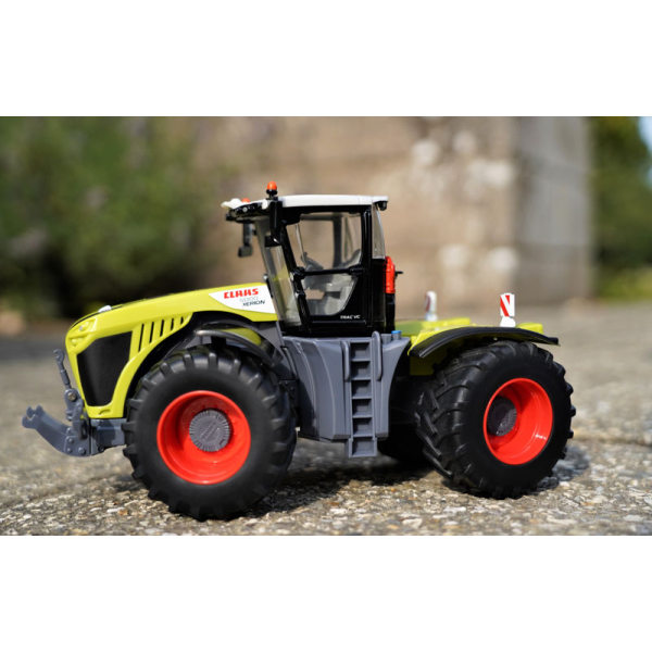 Iso-Britannian Claas Xerion 5000 -traktori