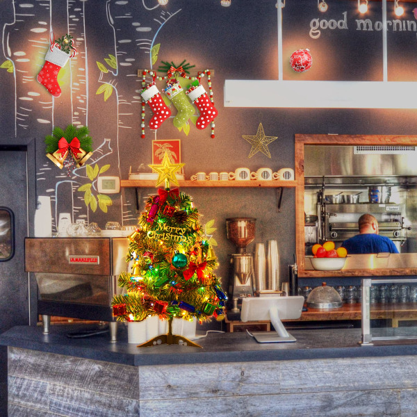 Mini juletræ med LED lys 50 cm bordplade juletræ med dekorerede gaveæsker, hængende ornamenter og en stjerne træplade til hjemmekontoret