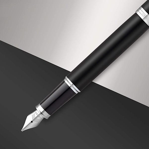 Fyldepen | Mat Sort med Kromdetaljer | 0,5 mm Medium Point Matte Black