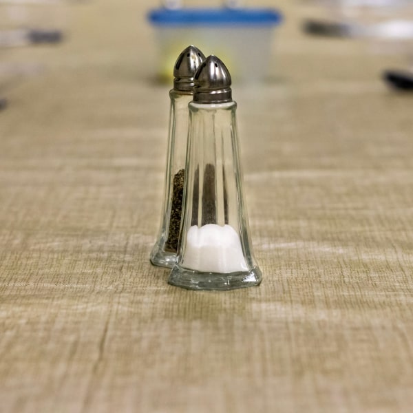 Glow Traditional Salt & Peber Shaker – Sæt med 2 glas fyrtårnsdesign med let skruelåg – Ideel beholder til at servere krydderier Krydderier eller krydderier