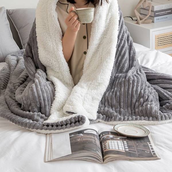 Koselig teppe, tykt teppe, lammeteppe, sengeteppe, stripete fluffy mykt teppe, sofakast, sofateppe til seng, sofa, stue grey