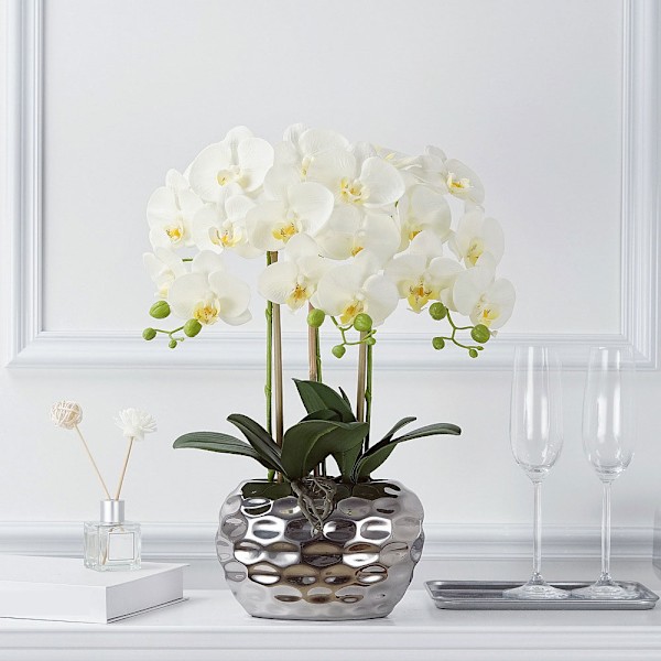 Konstgjord orkidé Phalaenopsis med silverfärgad keramik kruka