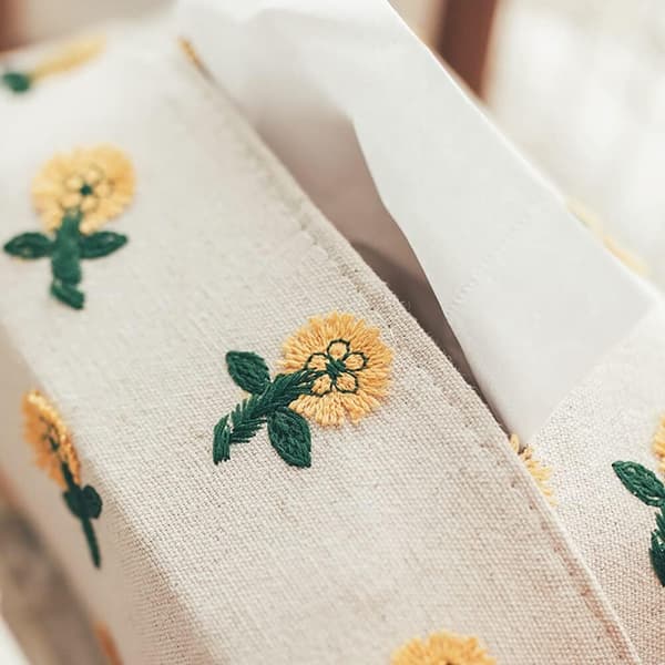 Blomsterbroderi för pappersnäsdukar