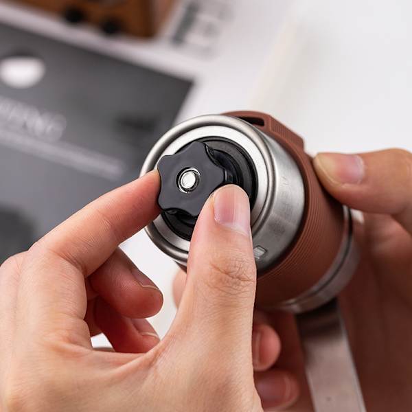 Manuaalinen kahvimylly Kannettava kahvipapujen jauhin Ruostumaton teräs Mini jauhatustyökalu Säädettävät asetukset Käsikäyttöinen matkakahvimylly Brown