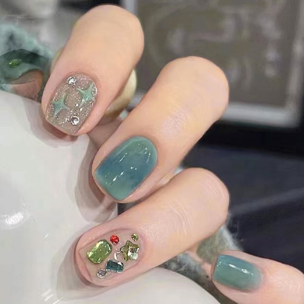 24st lösnaglar korta fyrkantiga, franska spetsar Tryck på naglar glänsande gröna glänsande falska naglar med strassdesign, återanvändbar akryl cover