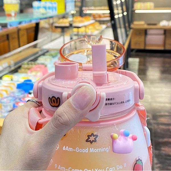 Vannflaske, 1,3L Stor kapasitet Stor mage Vannflasker med 3D Kawaii klistremerke & Tidsmarkør & Bærbar stropp Blue