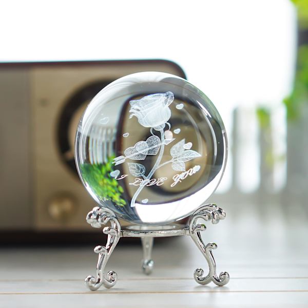 Krystal 2,4 tommer (60mm) udskåret rose krystal kugle med sølvbelagt blomstrende stativ, 3D gravering glas kugle hjem bord dekoration, gave til mor bryllup