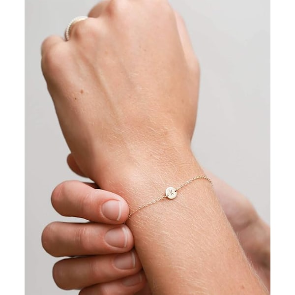 Alkuperäinen nimikirjainrannekoru naisille 18K kullattu ruostumaton teräs kolikkokiekko kaiverrettu kirjainrannekoru Personoitu monogrammin nimirannekoru-K