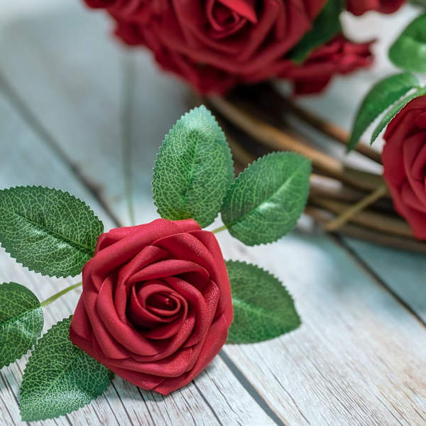 Kunstige Blomster 25stk Ægte Udseende Mørkerøde Skum Kunstige Roser med Stilke til DIY Bryllupsbuketter Brudebruser Midtpunkter Festdekorationer