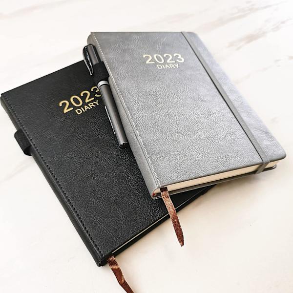 Akademisk Dagbog, Daglig Dagbog 2023 fra Jan 2023 til Dec 2023, Daglig Planlægger med Månedlige Faner, Åben Sløjfe, 21,3×15 cm, 400 Sider (Sort) Black
