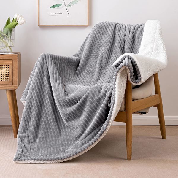 Koselig teppe, tykt teppe, lammeteppe, sengeteppe, stripete fluffy mykt teppe, sofakast, sofateppe til seng, sofa, stue grey