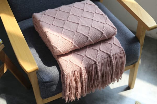 Mykt strikket ullpledd med dusk - Koselig pledd - Sofapledd - Sovepledd pink