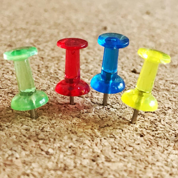 Farge Push Pins - 100 tegnepinner med oppbevaringsboks, tegnestifter for kork, oppslagstavler og oppslagstavler - kartnåler