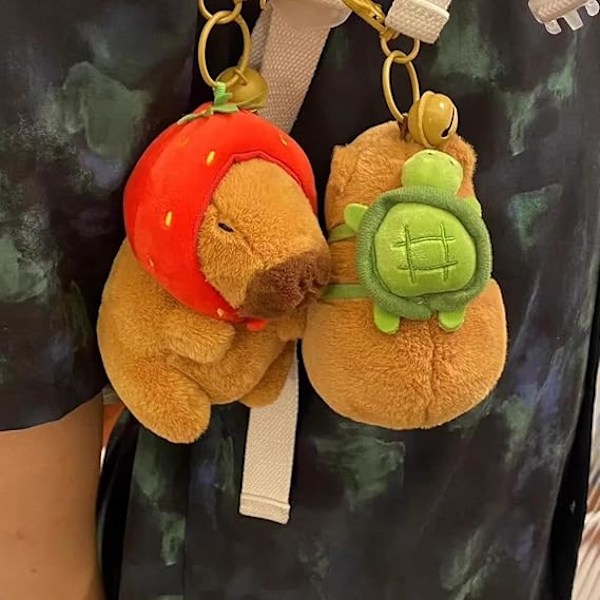 Mænd Kvinder Super Nuttet Kreativ Sjov Blød Plys Brun Capybara Nøglering Nøglering Taske Rygsæk Vedhæng Dyr Nøglekæde, Jordbær Hat
