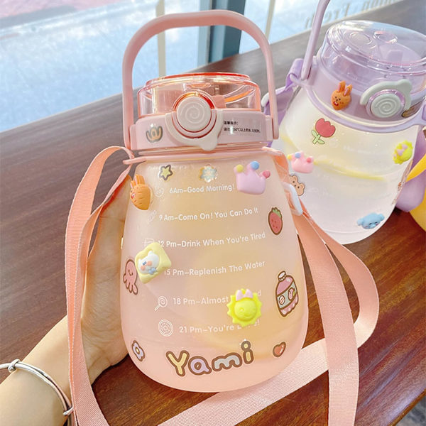 Vannflaske, 1,3L Stor kapasitet Stor mage Vannflasker med 3D Kawaii klistremerke & Tidsmarkør & Bærbar stropp Pink