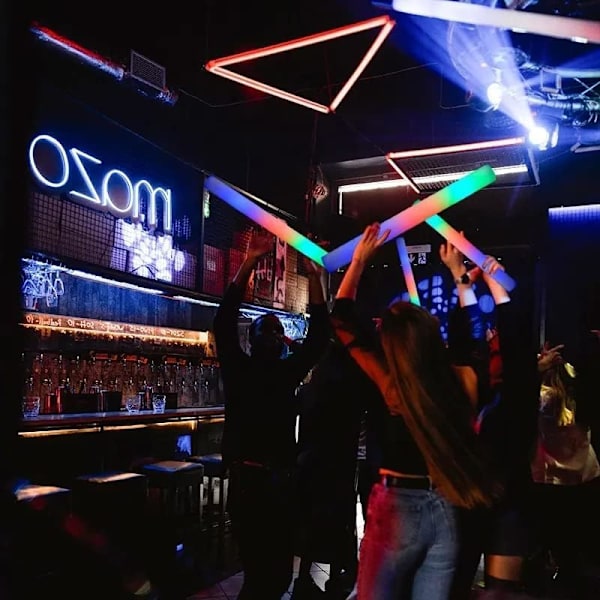 LED Skum Glow Sticks, Bulk Glow Sticks, Selvlysende Festartikler med 3 Moduser Fargerik Blinking, Neon Festgaver(50 stk)