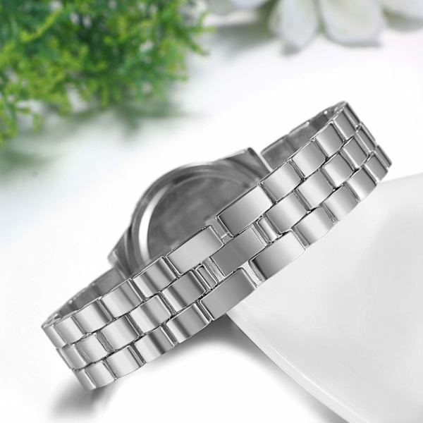 Elegant dameur med rhinestones, glitrende romertal, metalarmbånd og analogt kvartsur