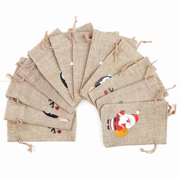 12 joulujuutista säkkikangasta valmistettua lahjapussia, joissa on kiristysnyöri, pienet karkkikassit joululahjaksi