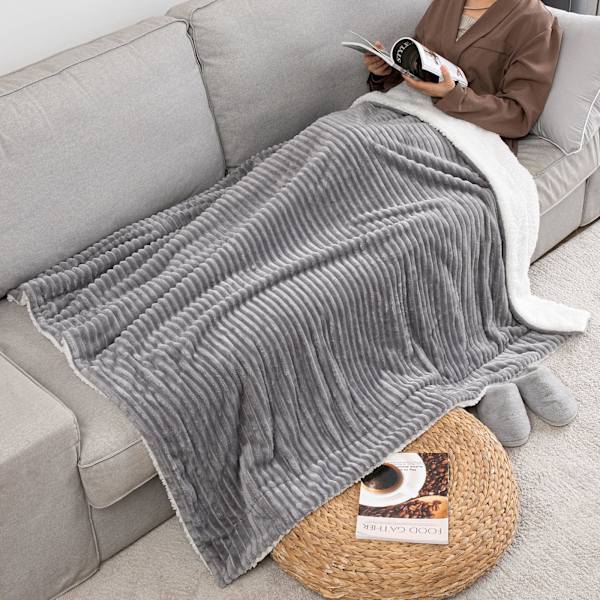 Koselig teppe, tykt teppe, lammeteppe, sengeteppe, stripete fluffy mykt teppe, sofakast, sofateppe til seng, sofa, stue grey
