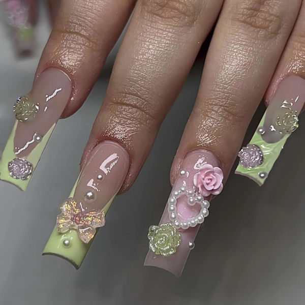 24 st Långa Press-on Naglar Kvadratiska Falska Naglar 3D Blomma Charm Design Grön Fransk Limma på Naglar Rosett Hjärta Juvelerade Akrylnaglar