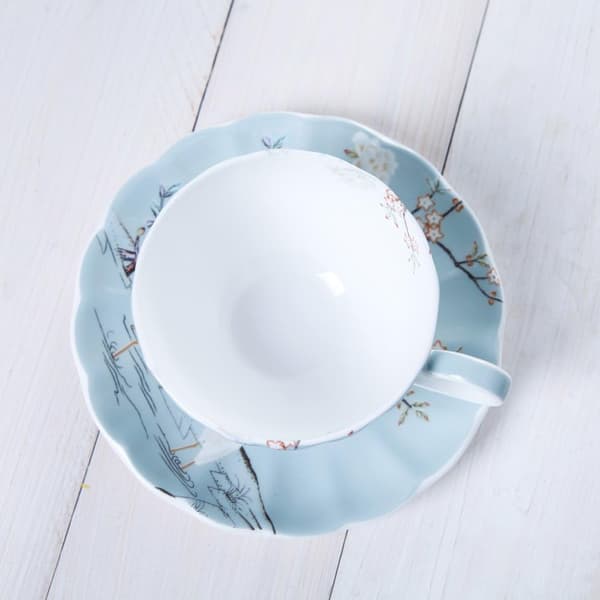 Blå Finbensporcelæn Kaffe Kop med Underkop, Farvede Blomster, Hvid Traneporcelæn Tekop og Underkop