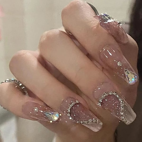 Trykk-på negler Kunstige negler Lange kiste Nude Rhinestone Hjerte Blank Akryl Falske neglespisser Sett Lim på negler for kvinner