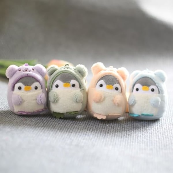 Super söt Kawaii klädd i kläder Cosplay mjuk plysch pingvin nyckelring pojkar flickor hänge metall nyckelring nyckelring, lila
