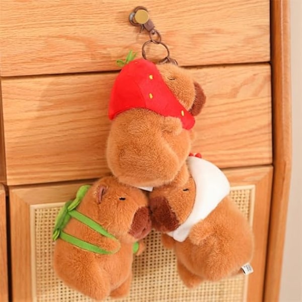 Mænd Kvinder Super Nuttet Kreativ Sjov Blød Plys Brun Capybara Nøglering Nøglering Taske Rygsæk Vedhæng Dyr Nøglekæde, Jordbær Hat