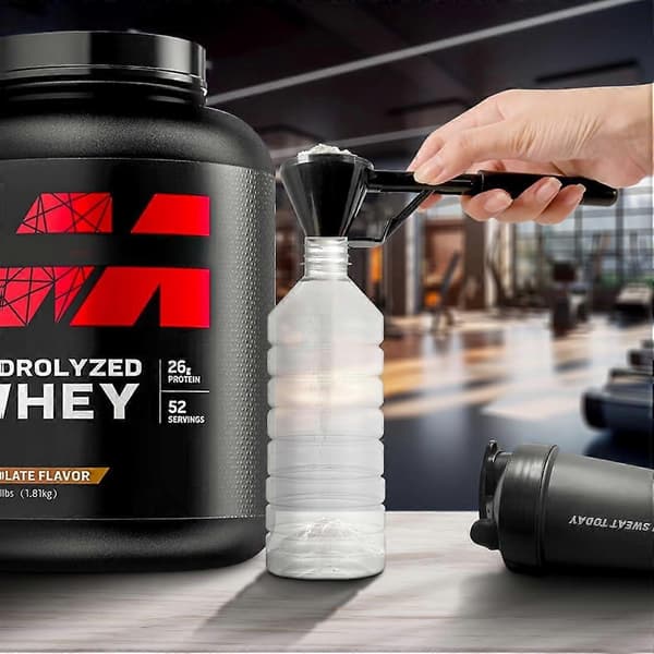 Mätskopa med tratt för att fylla vattenflaskor med proteinpulver