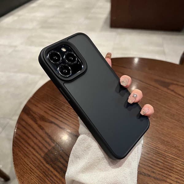 Kotelo iPhone 13:lle Mattamusta