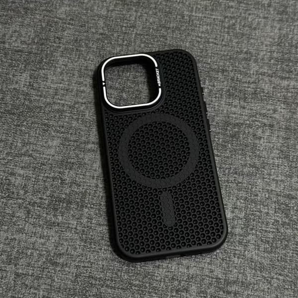 Fodral för iPhone 16 Pro Frostat Magnetiskt Stativ Linsdetalj Ventilerad Noz1782