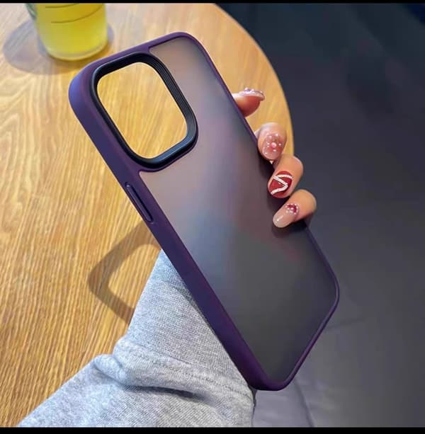 Kotelo iPhone 13:lle, mattatummanvioletti