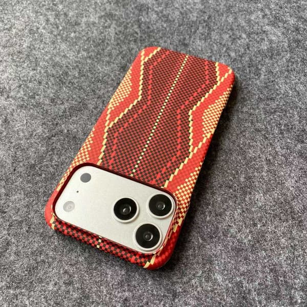 Kotelo iPhone 13:lle, mattapunainen