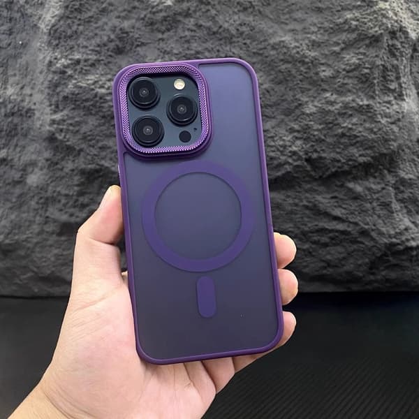 Fodral till iPhone 14 Plus Matt Diamantaccent Magnetisk Linsdetalj Mörklila Noz4455