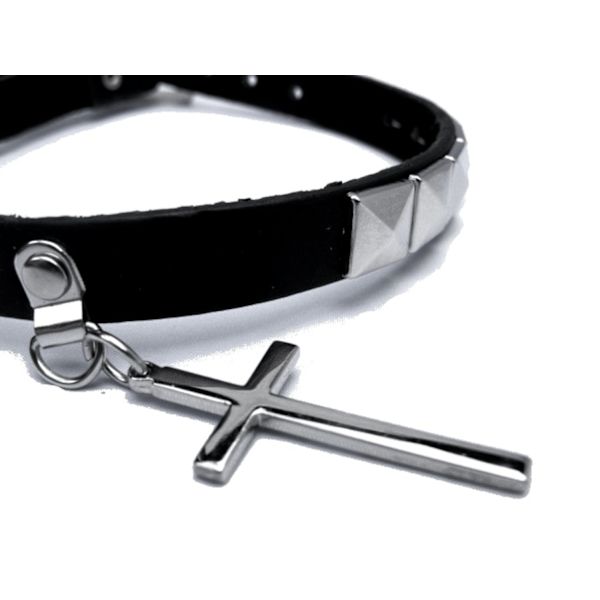 Nithalsband med kors och pyramid nitar Silver