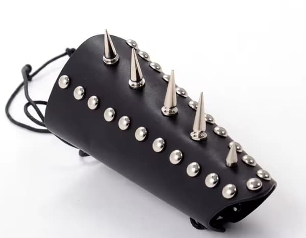 Sort læderarmbånd med nitter og snørebånd Black