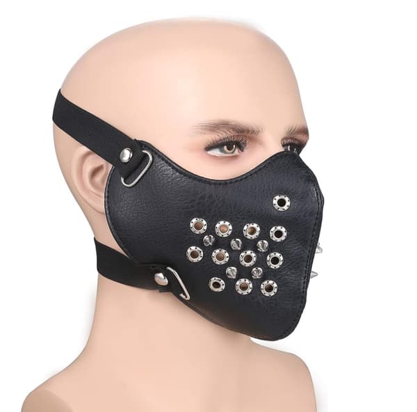 Sort ansigtsmaske i kunstlæder med perforerede ringe og pigge